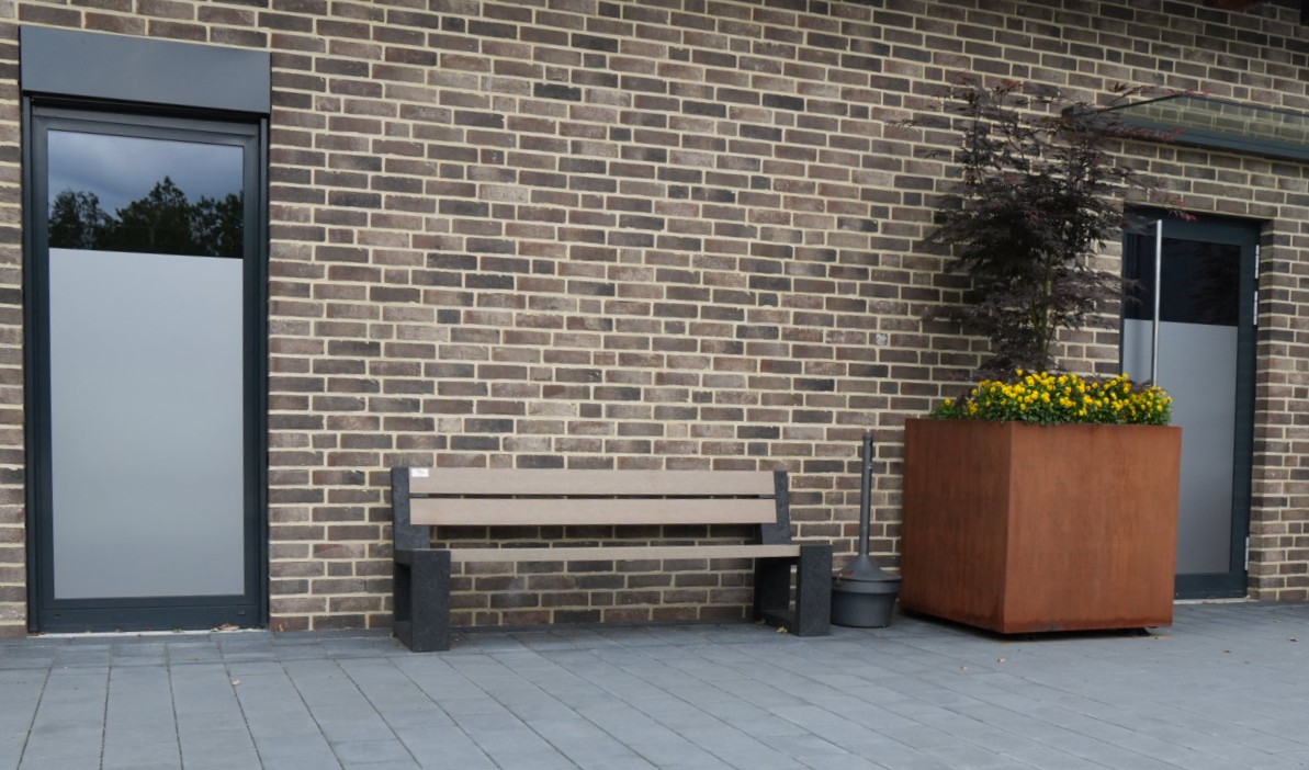 Govaplast Matrix parkmeubilair voor Beton und Monier Bau GmbH 2 Govaplast Matrix parkbank naast cortenstalen plantenbak op personeelsentree van Beton und Monier Bau GmbH Nordhorn
